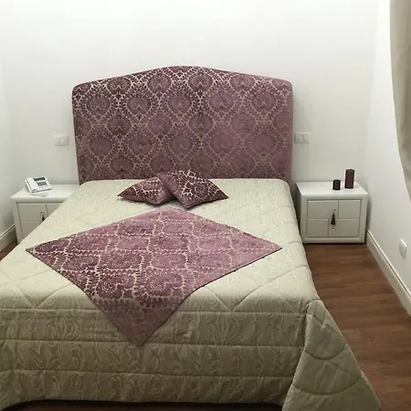 Palazzo Del Teatro Nocleg ze śniadaniem 4*